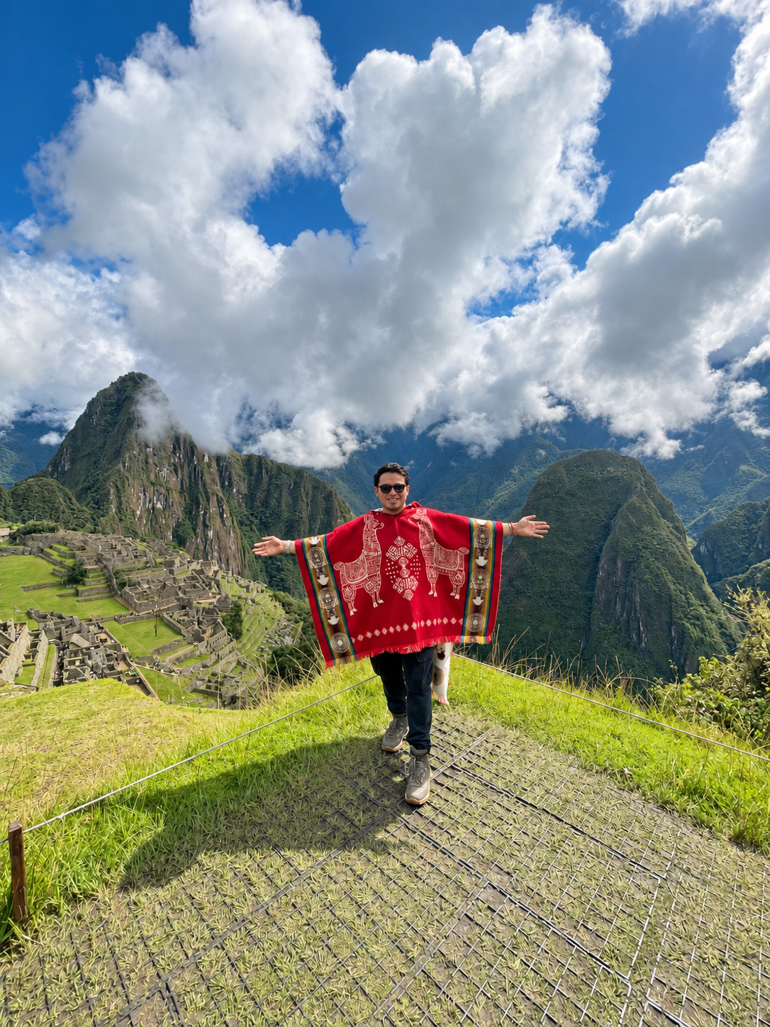 Javier Hidalgo con los brazos abiertos frente a Machu Picchu