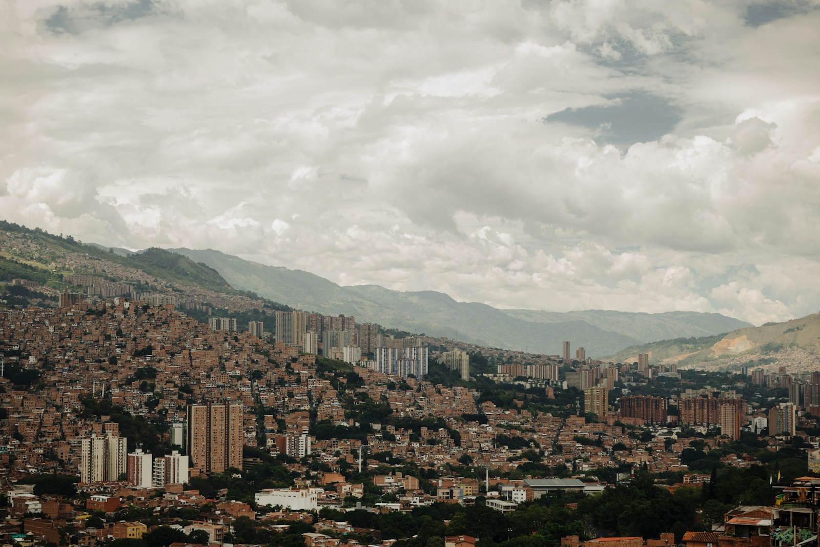 Vista de Medellín rodeada de montañas, Colombia