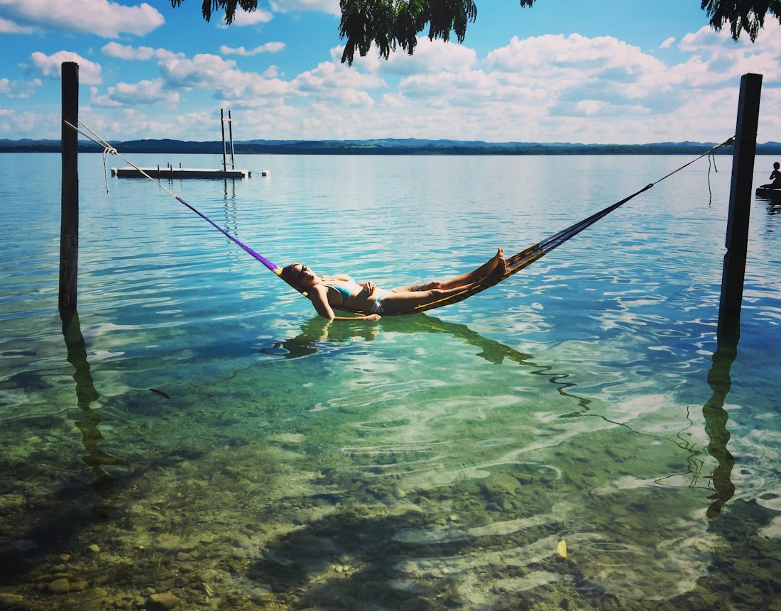 Descanso en una hamaca sobre el lago Petén Itzá